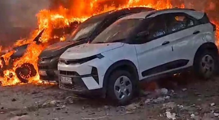 দিল্লিতে পার্ক করা গাড়ির বহরে ভয়াবহ আগুন